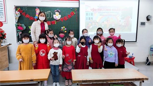 Trường  tiểu học Kiêu Kỵ đón các em học sinh quay lại trường học sau một thời gian dài học trực tuyến tại nhà để phòng chống dịch Covid-19 
